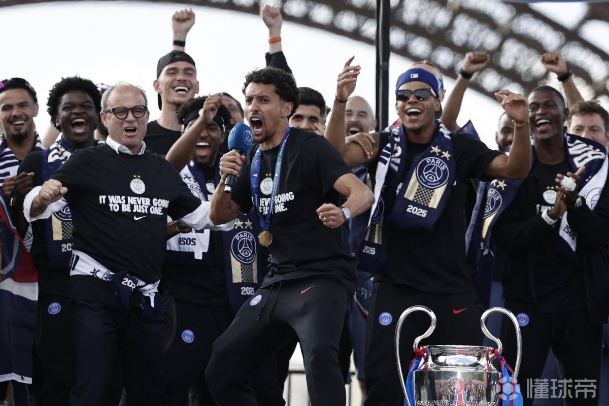 队报:8-10万名球迷迎接大巴黎回巴黎,球迷高喊登贝莱金球奖